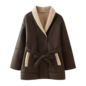 Dettaglio cappotto marrone scuro con colletto in lana d'agnello bianca e cintura