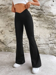 Pantaloni a zampa neri a vita alta da donna con design della cintura a V incrociata