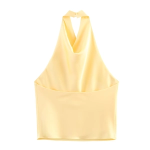 Vue détaillée du haut dos nu en satin jaune montrant le tissu et la texture soyeuse