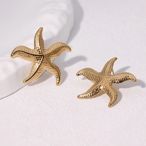 Boucles d'oreilles étoiles de mer dorées polies avec texture à pois pour la plage