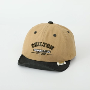 Détail de la broderie Chilton Running Club et visière souple sur casquette bicolore