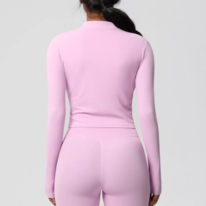 Vue arrière d'un ensemble de yoga rose extensible avec col montant et coupe moulante
