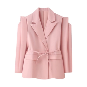 Roze damesblazer met geplooide schoudervullingen en een ceintuur voor een slanke taille