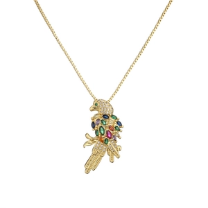 Goldene Halskette mit buntem Papageienanhänger und lebendigen Zirkon-Edelsteinen