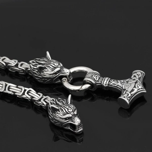 Détail du pendentif marteau de Thor Mjolnir avec fermoirs têtes de loup sur chaîne