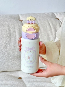 Fille tenant une jolie gourde isotherme crème avec motifs de dessin animé alpaga et nœuds