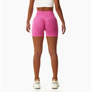 Makroaufnahme pinker High-Waist Seamless Yoga Shorts mit Push-Up Effekt am Gesäß