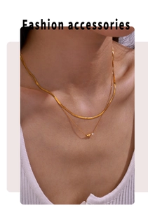 Détail du collier double couche plaqué or 18k en titane avec pendentif perle de dauphin