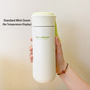 Détail de la bouteille isotherme en acier inoxydable mat vert menthe avec sangle