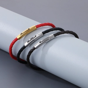 Détail macro de bracelets en cuir tressé avec fermoirs magnétiques en acier