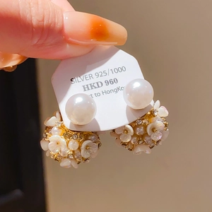 Détail de boucles d'oreilles perles en argent 925 avec fleurs et cristaux pavés