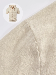 Gros plan de la texture en coton-lin beige sur chemise décontractée à capuche pour hommes
