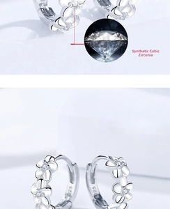 Détail des boucles d'oreilles camélia en argent S925 avec zircons synthétiques