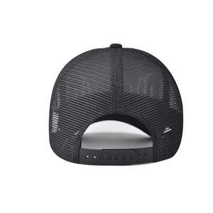 Dettaglio del retro del cappellino trucker in rete nera con chiusura snapback regolabile