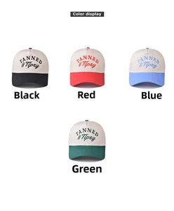 Dettaglio del ricamo TANNED & Tipsy su cappellini da baseball in cotone bicolore in quattro colori
