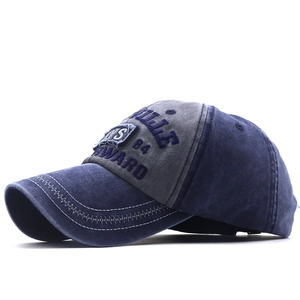 Détail d'une casquette délavée avec broderie NYS et coutures blanches sur la visière