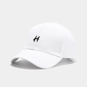 Dettaglio di un cappello da baseball bianco in cotone con logo H ricamato in nero 3D