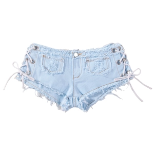 Dettaglio di pantaloncini di denim azzurro con lacci laterali e orlo sfilacciato