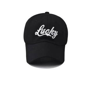 Détail de la broderie blanche Lucky sur une casquette de baseball en coton noir