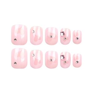Faux ongles courts carrés roses avec motifs de cœurs, strass et paillettes d'étoiles