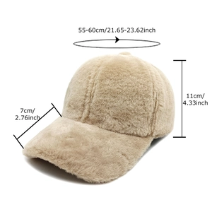 Berretto da baseball in peluche beige per l'inverno in ecopelliccia con dimensioni