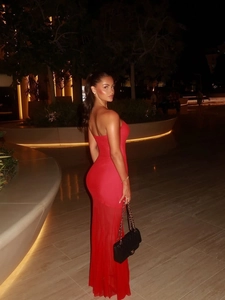 Elegantes rotes schulterfreies enges Maxi-Abendkleid aus Mesh für Damen in Nachtszene
