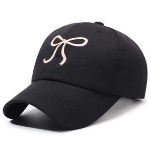 Casquette de baseball en coton noir avec broderie de nœud rose délicate vue de face