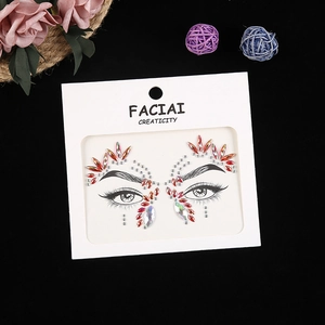 Détail de strass autocollants rouges et irisés pour maquillage des yeux de festival