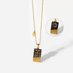 Détail du pendentif Balance doré rectangulaire avec gravures célestes au verso