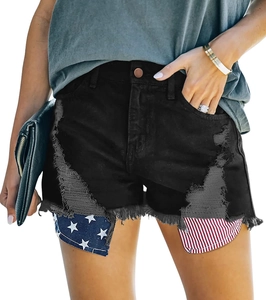 Détail du short en jean noir usé avec doublure de poche motif drapeau américain
