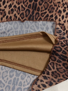 Détail du tissu léopard avec coutures surjetées précises et texture en maille fine