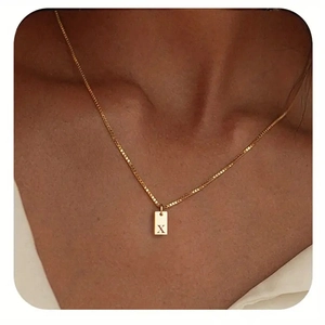Minimalistische 14K vergoldete Halskette mit rechteckigem Buchstaben-X-Anhänger am Model