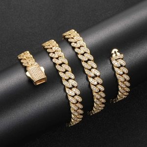 Détail du collier chaîne cubaine en argent 925 plaqué or avec pavé de moissanites étincelants