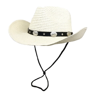 Detailansicht eines weißen Strohcowboyhuts mit schwarzem Lederband und silbernen Conchos