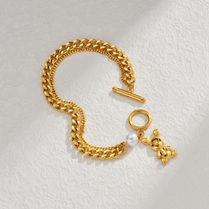Goldenes Titanstahl Armband mit Bärenanhänger, Perle und Knebelverschluss für Damen