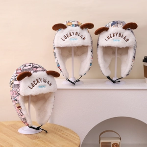 Détail de chapeaux d'hiver avec imprimés cartoon, broderie Lucky Bear et fausse fourrure