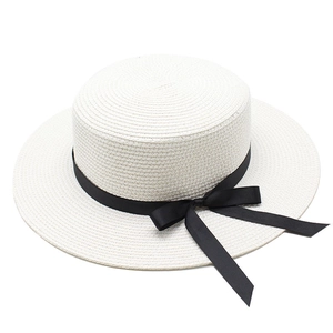 Élégant chapeau canotier blanc en paille pour femme avec large bord et ruban noir
