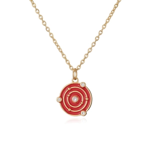 Collana sistema solare dorata con smalto rosso e cristalli su sfondo bianco