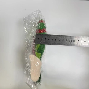 Détail d'un serre-tête bonnet d'elfe de Noël rayé mesuré avec une règle en acier