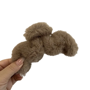 Plush faux fur claw clip in brown color for women, autumn and winter retro hair accessory