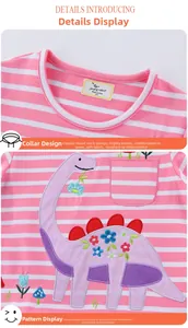 Détail d'une robe rose à rayures avec applique dinosaure violet et broderie florale