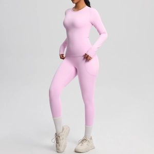 Détail de l'ensemble de yoga rose avec legging taille haute et poches latérales