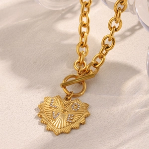 Gros plan du collier coeur plaqué or 18 carats avec gravure LOVE et fermoir en T chic