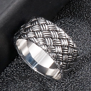 Bague large en acier inoxydable rétro avec texture tissée vintage et intérieur poli