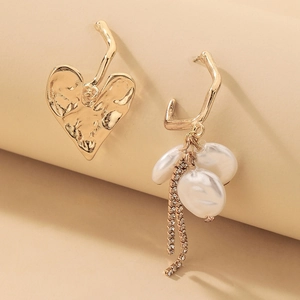 Détails de boucles d'oreilles cœur doré asymétriques avec perles et glands en strass