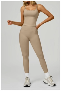 Détail macro de l'ensemble de yoga beige sans couture avec legging et débardeur à bretelles