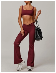 Détail d'ensemble yoga bordeaux avec brassière col carré et pantalon évasé à taille haute