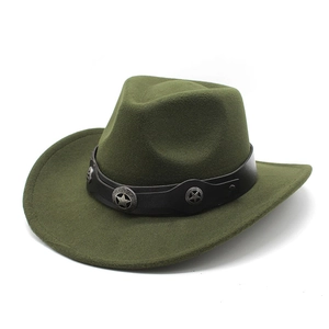 Détail d'un chapeau de cow-boy vert olive en feutre avec ruban cuir et étoiles