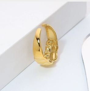Dettaglio anello in acciaio inossidabile oro 18K con trama martellata e design aperto