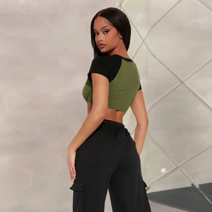 Crop top femme vert et noir à manches raglan avec pantalon cargo à cordon de serrage